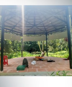 Alternative view of Rèm cuốn sân vườn 241204 – Nâng Tầm Không Gian Nhà Chòi Sân Vườn Với Rèm Cuốn Trơn Màu Vàng
