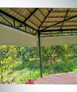 Rèm cuốn sân vườn 241204 – Nâng Tầm Không Gian Nhà Chòi Sân Vườn Với Rèm Cuốn Trơn Màu Vàng