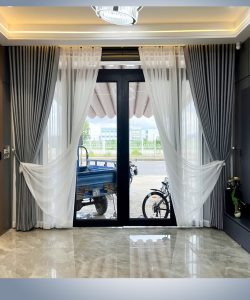 Rem cua 2 lop am tran phong khach lon cua 4 canh