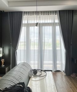 Rem cua phong ngu 2 lop am tran 4 canh lon ra ban cong 2