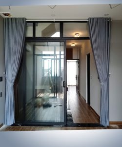 rem cua vai cho cua len xuong nha anh va phong khach