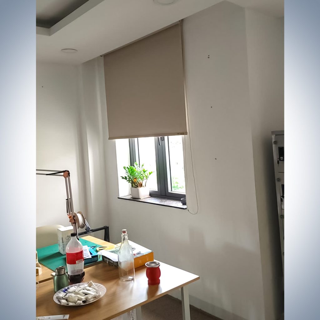 So Sánh Rèm Lá Dọc Và Rèm Cuốn Văn Phòng: Loại Nào Bền Hơn? 9 https://remthienkim.com.vn/product-category/mau-rem/mau-rem-sao/rem-la-doc/